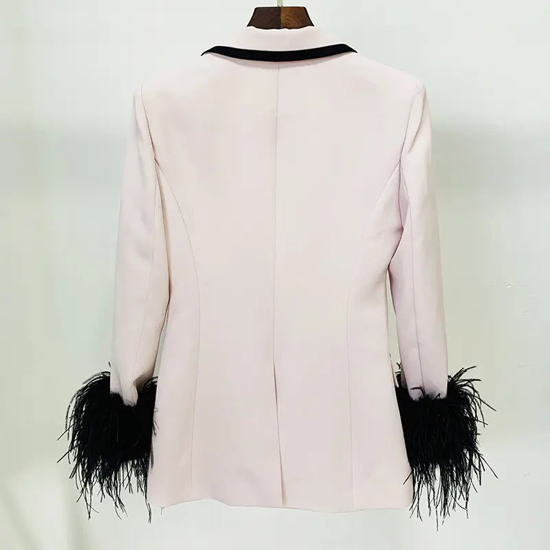 Blazer blanco crudo con plumas negras en mangas