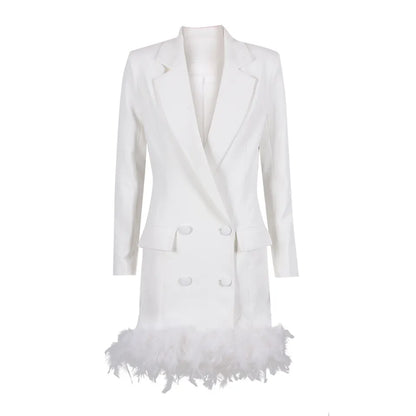 Blazer color blanco con acabado en plumas blancas