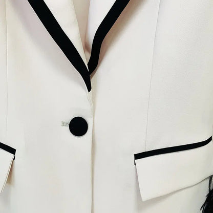 Blazer blanco crudo con plumas negras en mangas