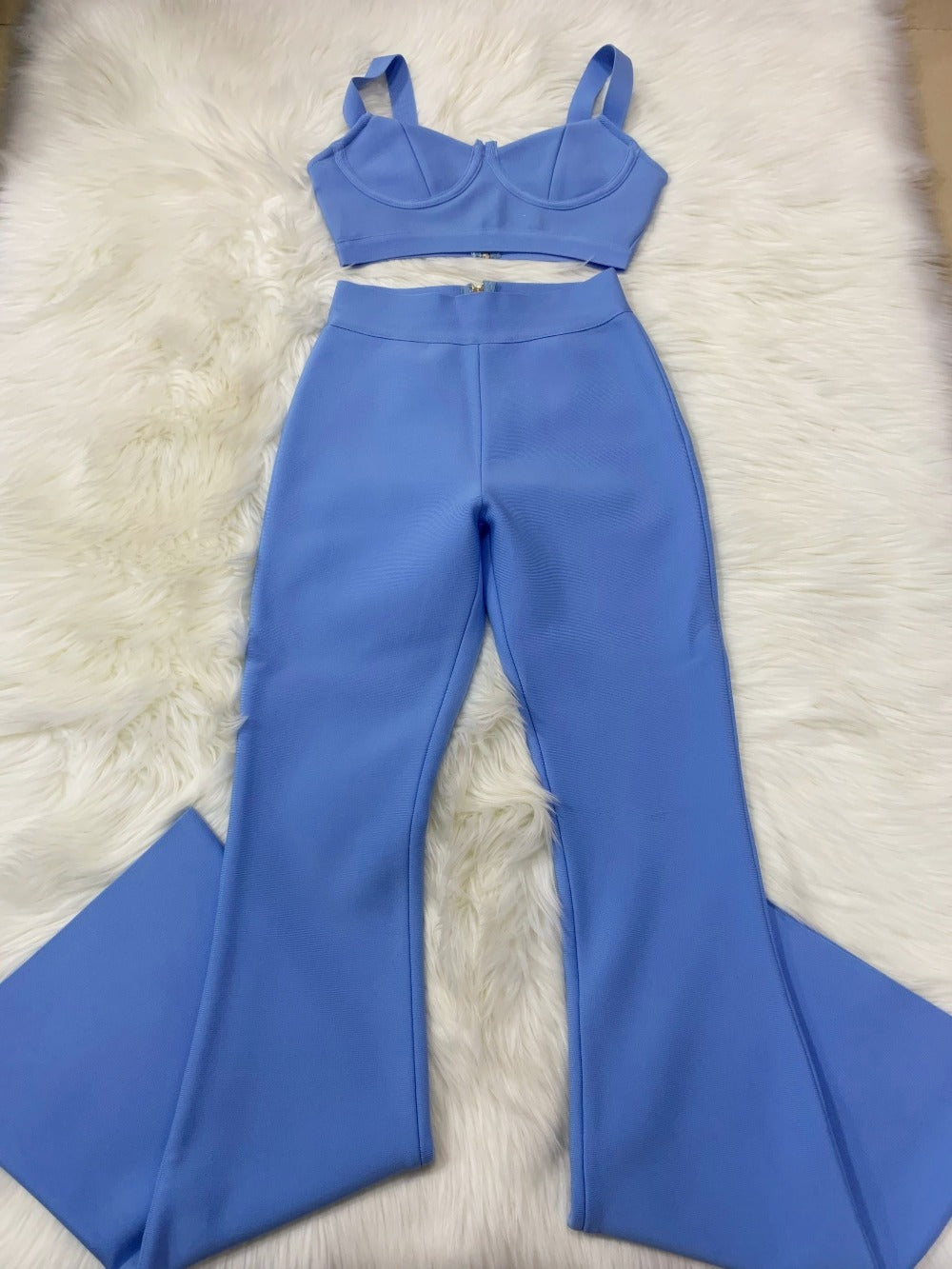 Conjunto top + pantalón acampanado disponible en varios colores