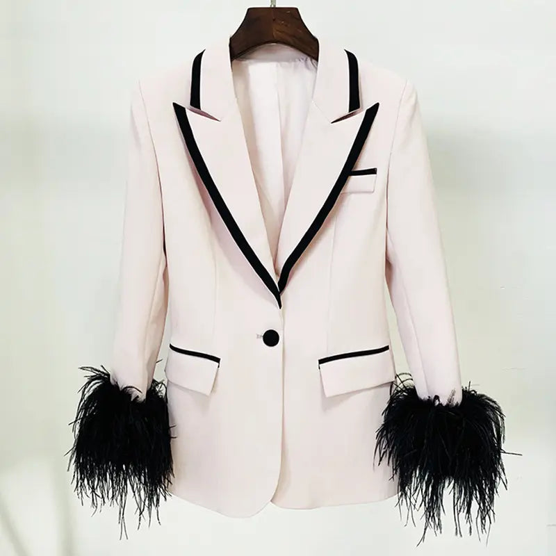 Blazer blanco crudo con plumas negras en mangas