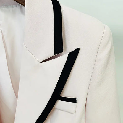 Blazer blanco crudo con plumas negras en mangas