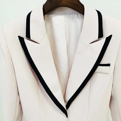 Blazer blanco crudo con plumas negras en mangas