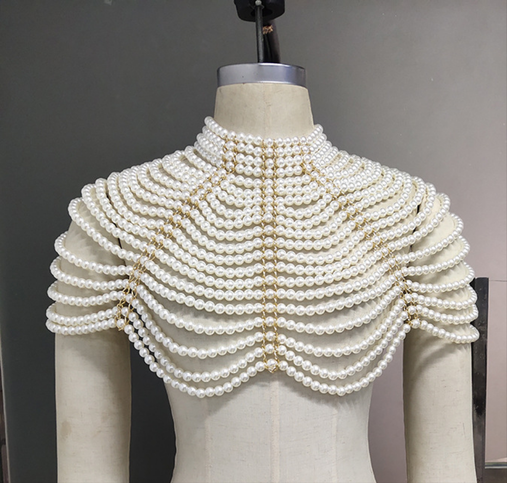 Elegante collar con perlas blancas , caído en hombros