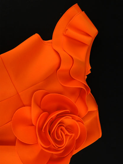 Vestido largo color naranja con hombro descubierto detalle en flor
