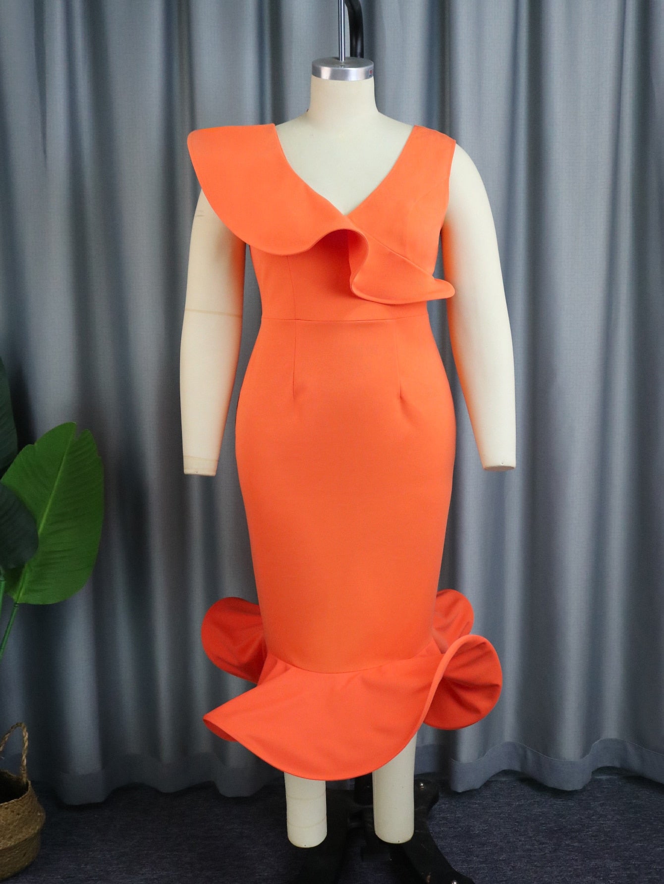 Vestido bandage color naranja terminado en volante