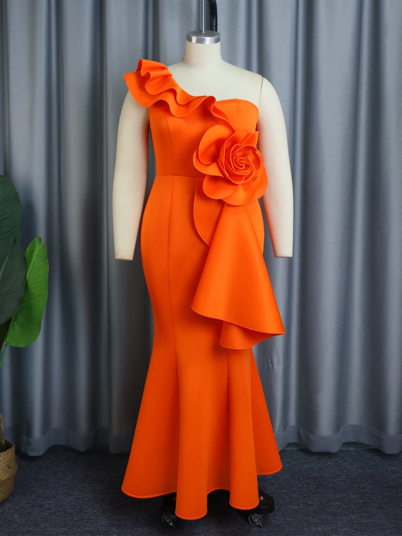 Vestido largo color naranja con hombro descubierto detalle en flor