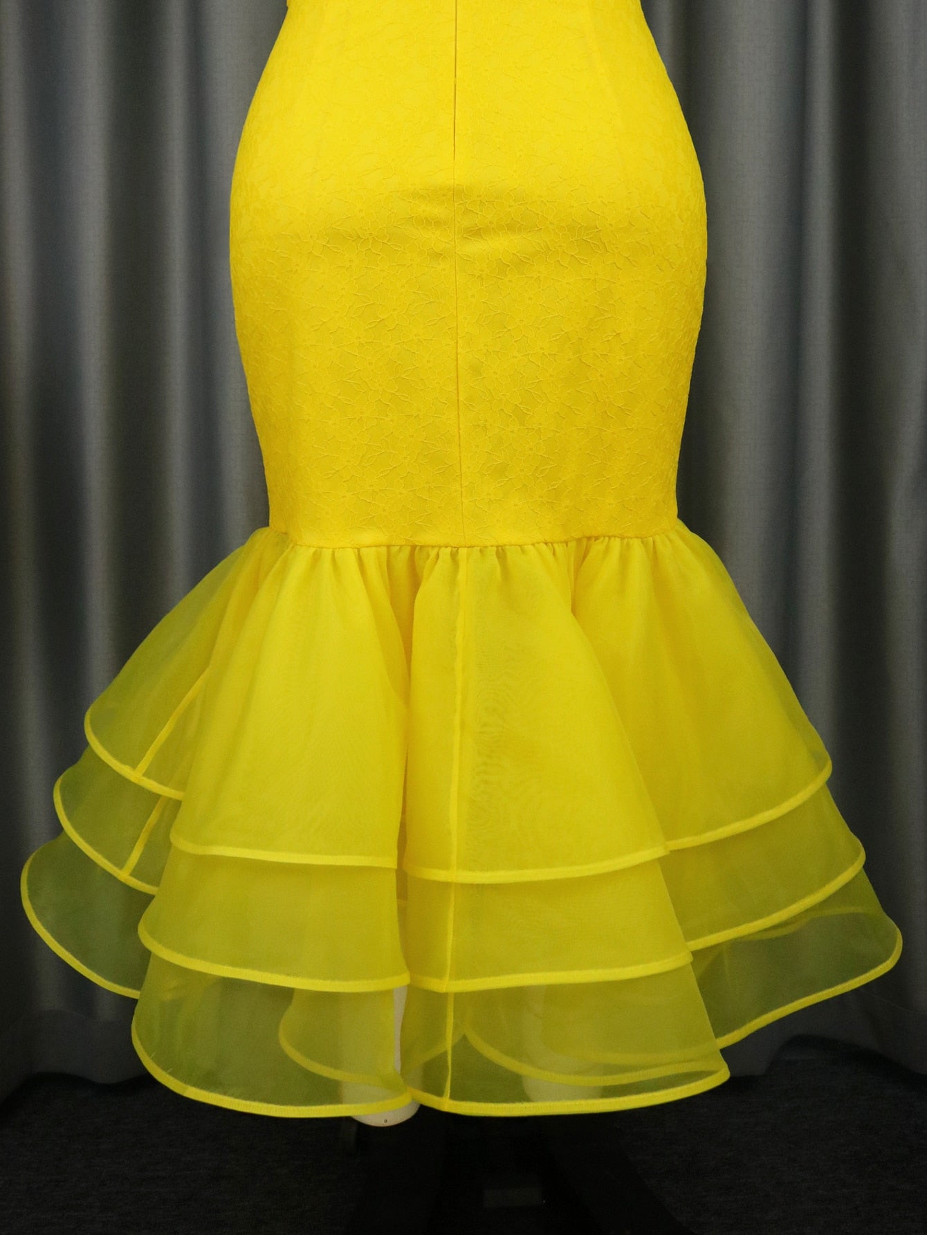 Vestido largo color amarillo  palabra de honor