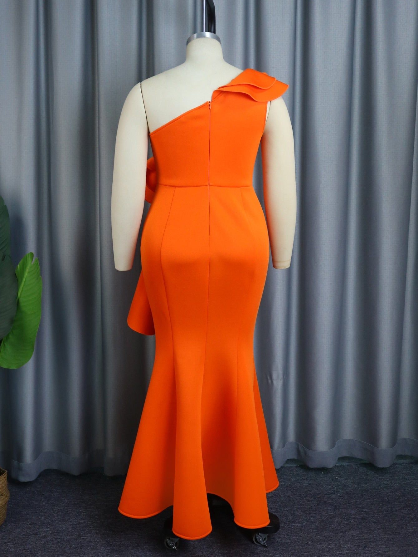 Vestido largo color naranja con hombro descubierto detalle en flor