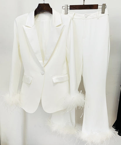 Conjunto blazer + pantalon con acabado en plumas , disponible en blanco negro y Rosa