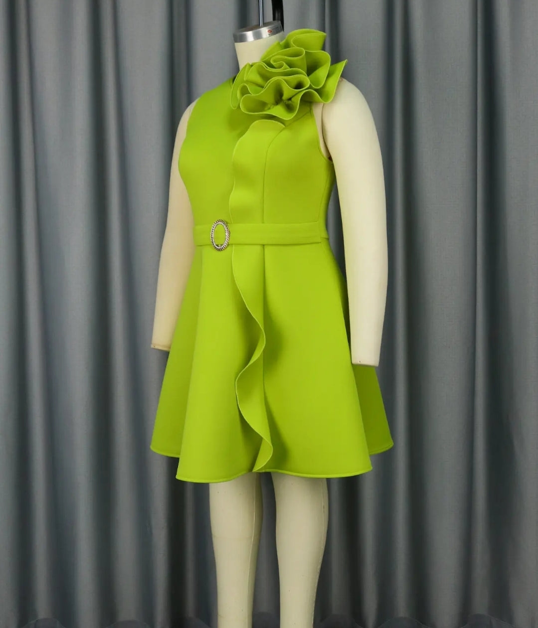 Vestido corto color lima , con detalle en flor /lucyg