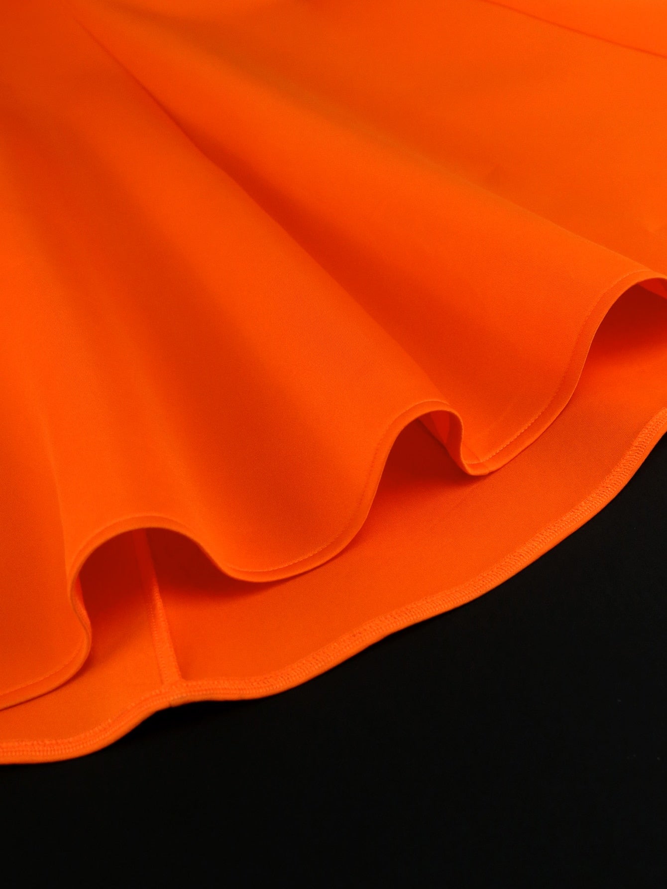 Vestido largo color naranja con hombro descubierto detalle en flor