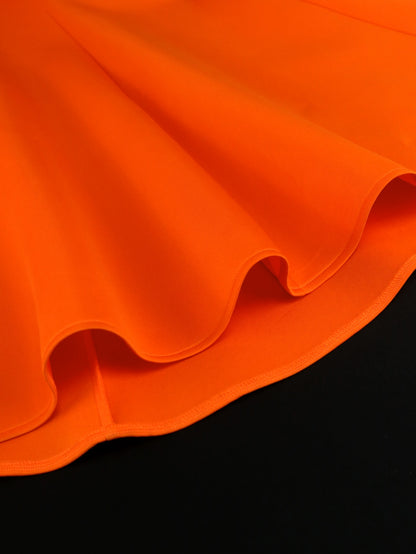 Vestido largo color naranja con hombro descubierto detalle en flor