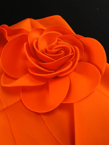 Vestido largo color naranja con hombro descubierto detalle en flor