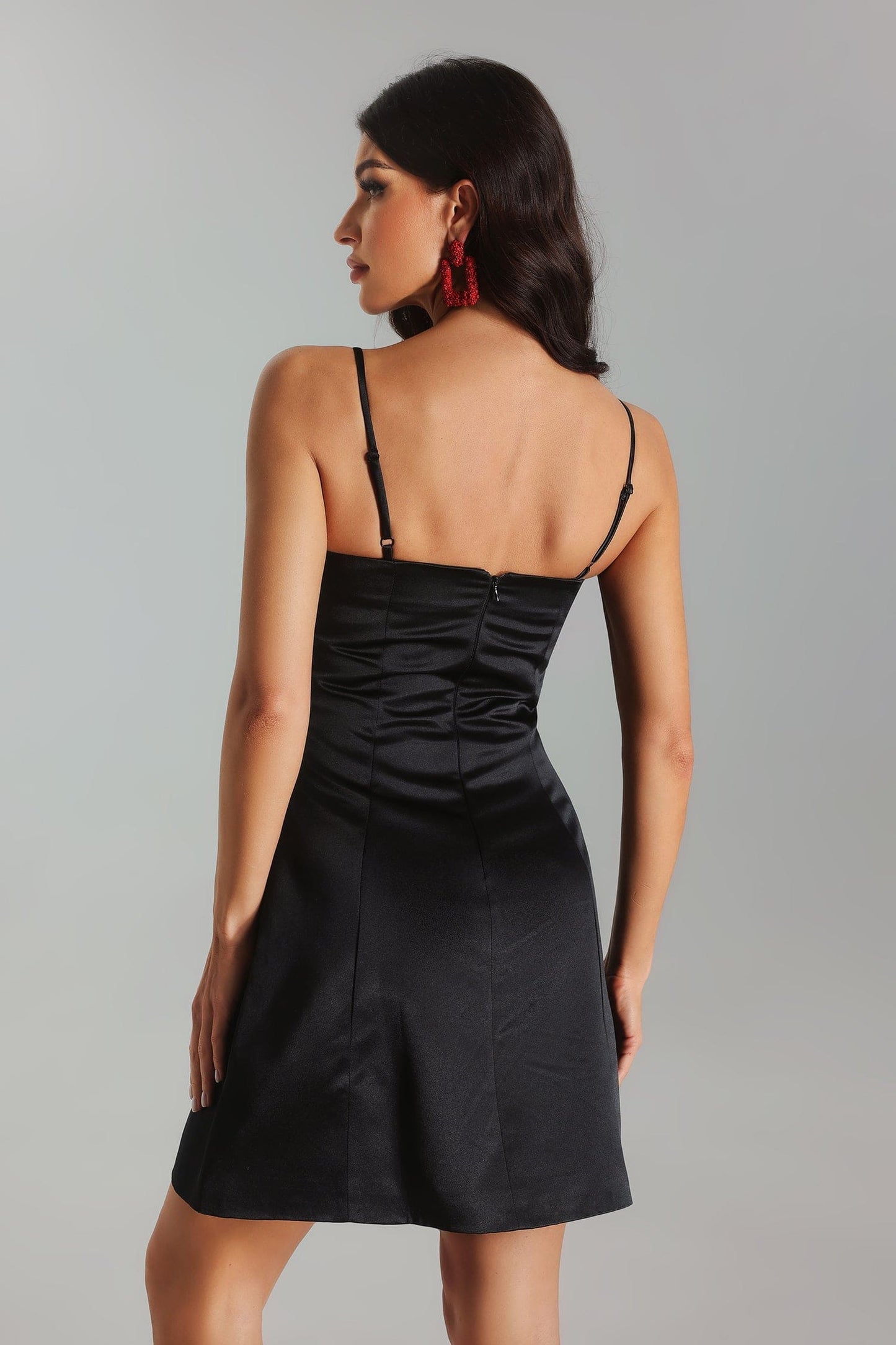 Vestido negro corto con detalle de flor