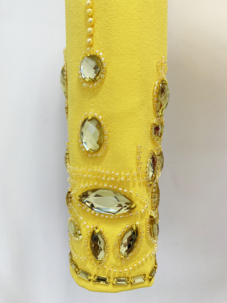 Conjunto amarillo con detalle de cristales y perlas