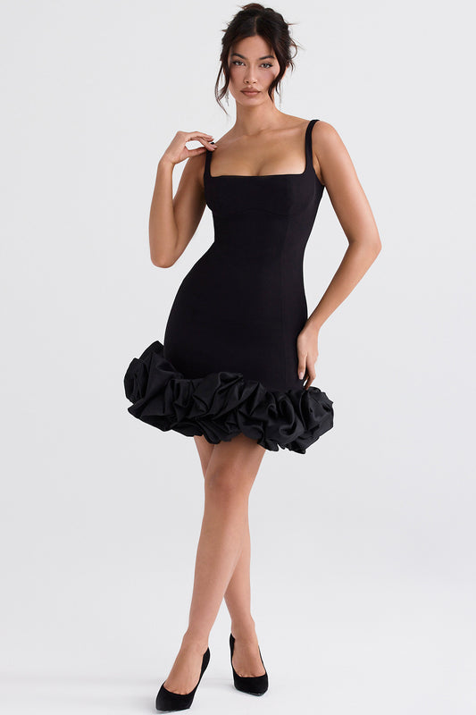 Vestido negro con acabado en volantes negros