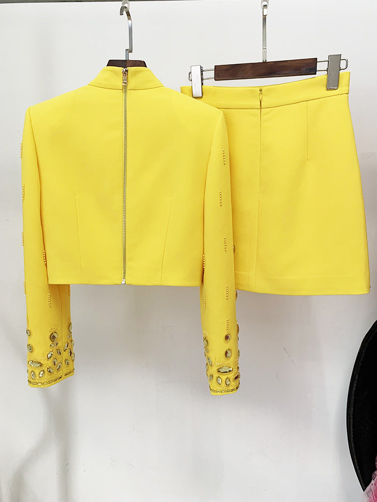 Conjunto amarillo con detalle de cristales y perlas