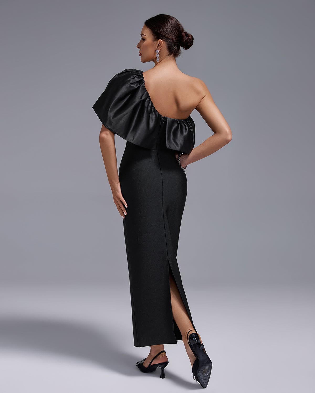 Vestido bandage largo negro hombro descubierto , volante de seda