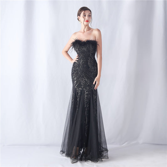 Vestido de gala palabra de honor con plumas en escote , disponible en dorado / bella