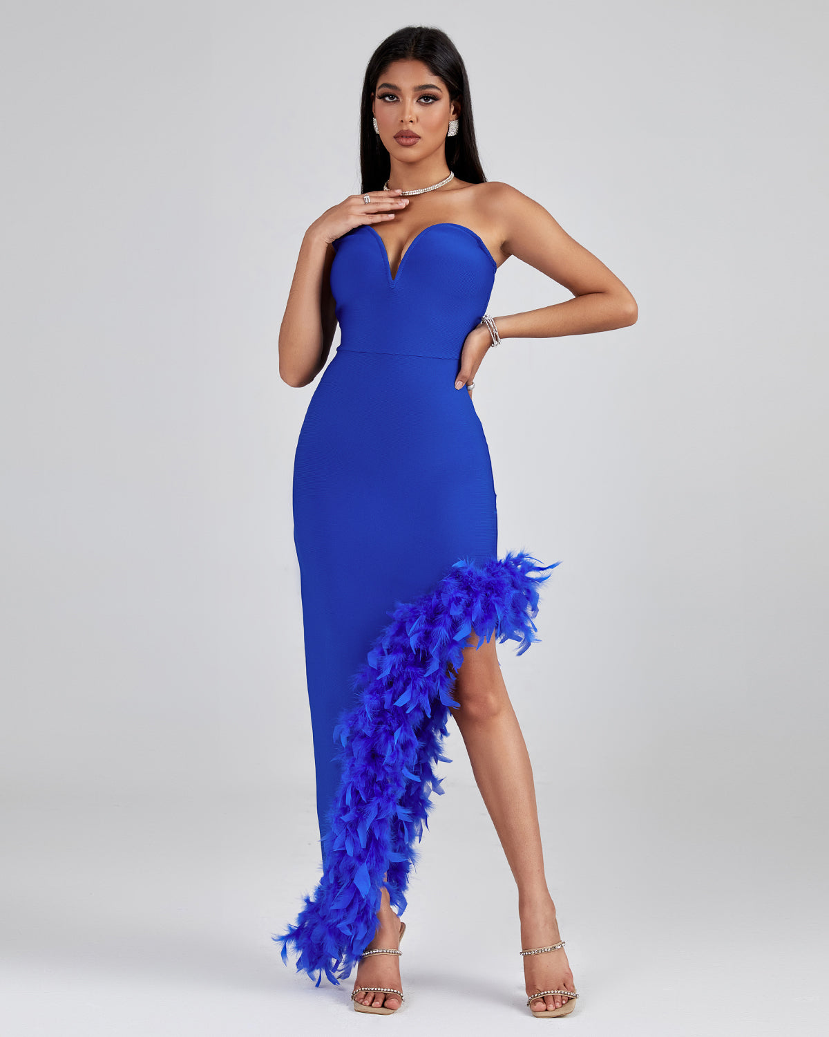 Vestido palabra de honor corte en plumas disponible en dos