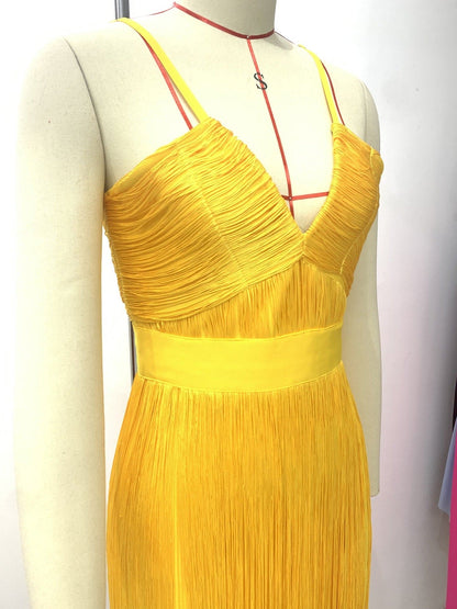 Vestido de flecos color amarillo con escote en V