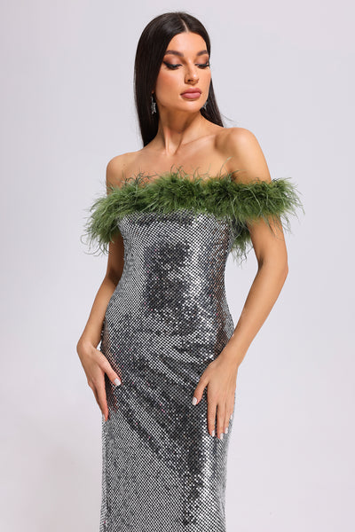 Vestido metalizado plateado , con plumas verdes