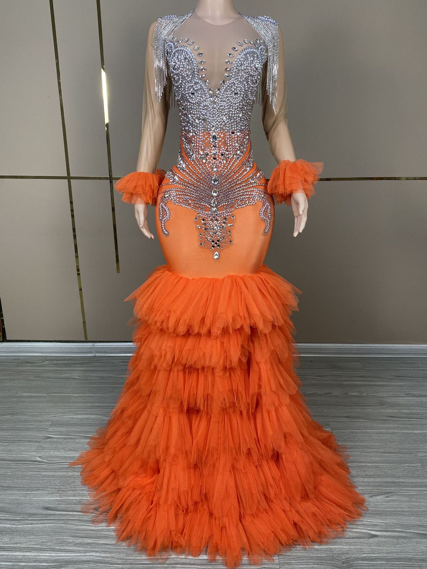 Vestido de Gala naranja con bajo en vuelos y plumas en mangas/ocsgal