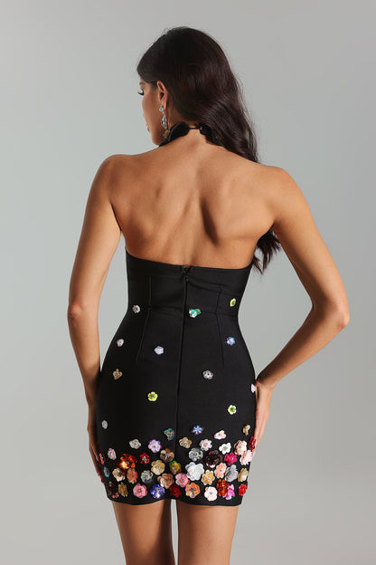 Vestido negro, detalles flores de colores y cuello