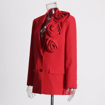 Blazer roja con flores en relieve