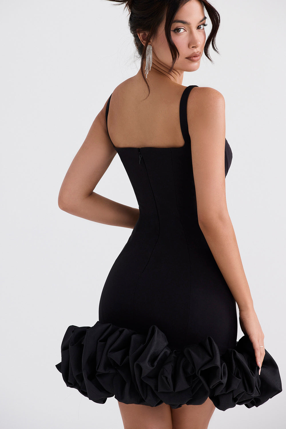Vestido negro con acabado en volantes negros