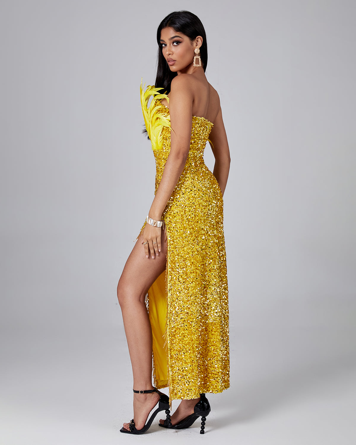 Vestido lentejuelas amarillo con detalle de plumas