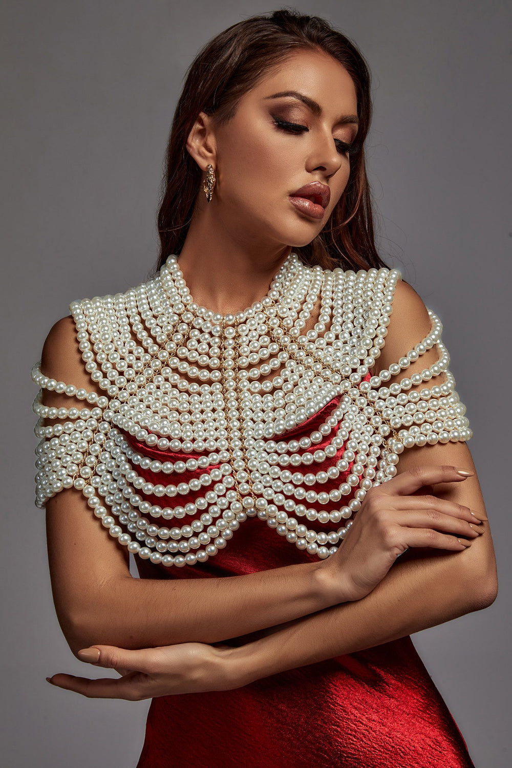 Elegante collar con perlas blancas , caído en hombros