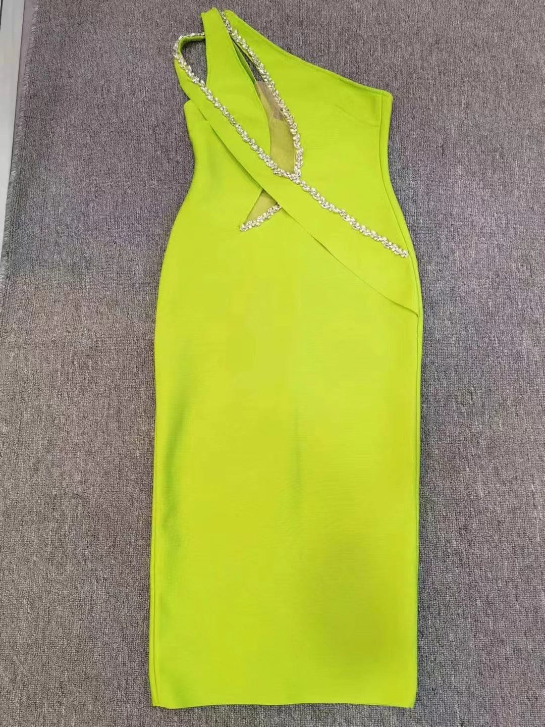 Vestido verde corte clásico con detalles en cristales sin manga