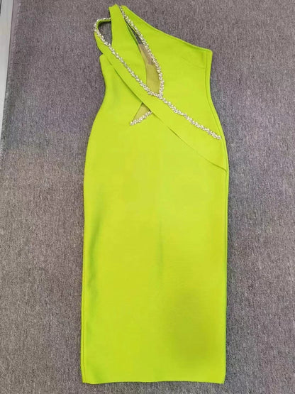 Vestido verde corte clásico con detalles en cristales sin manga