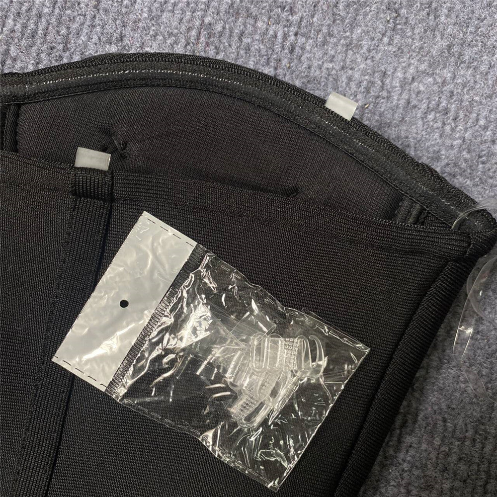 Vestido bandage negro con detalle de corazón plateado , acabado en corset