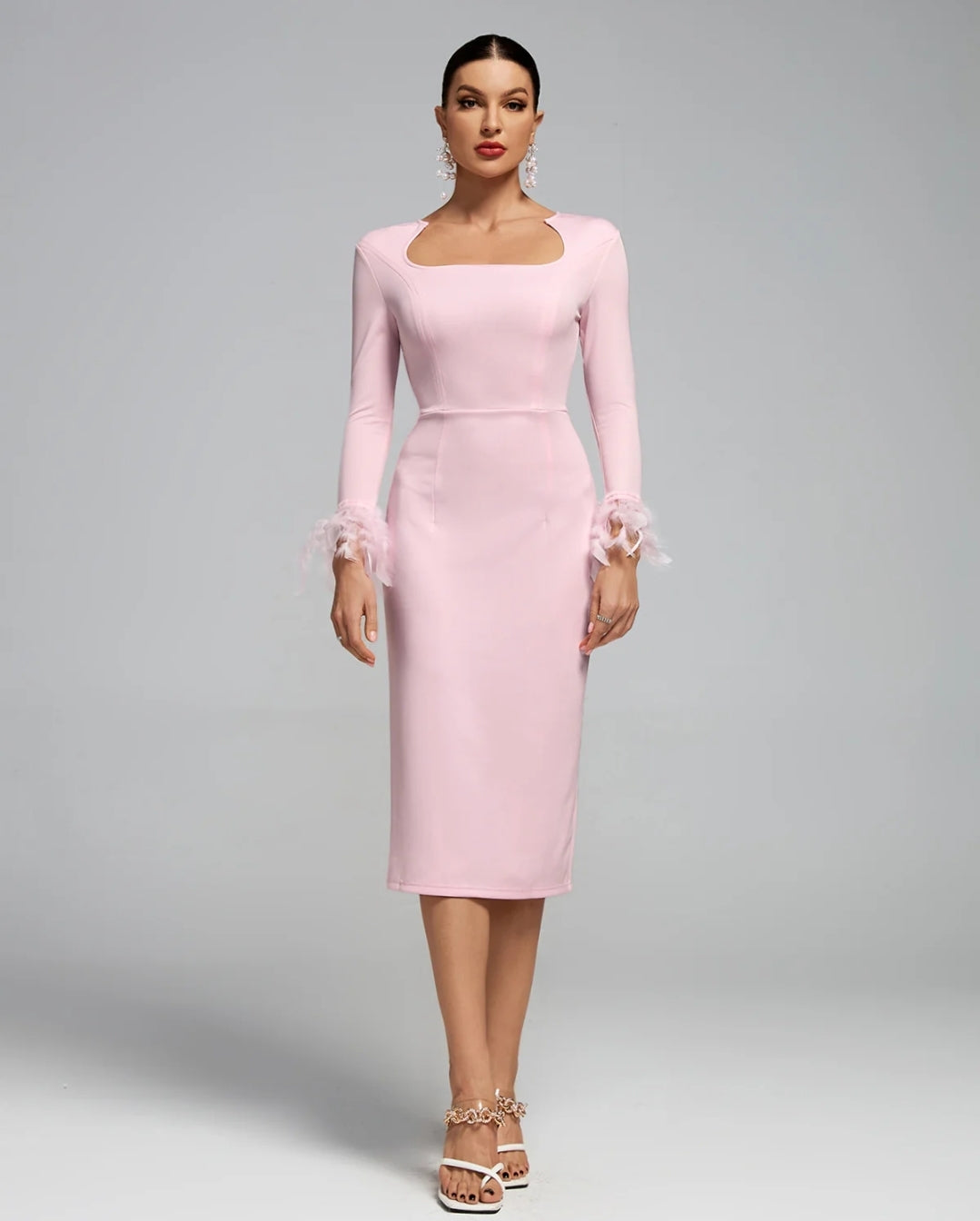 Vestido bandage rosa detalle en plumas manga  colección ocsf