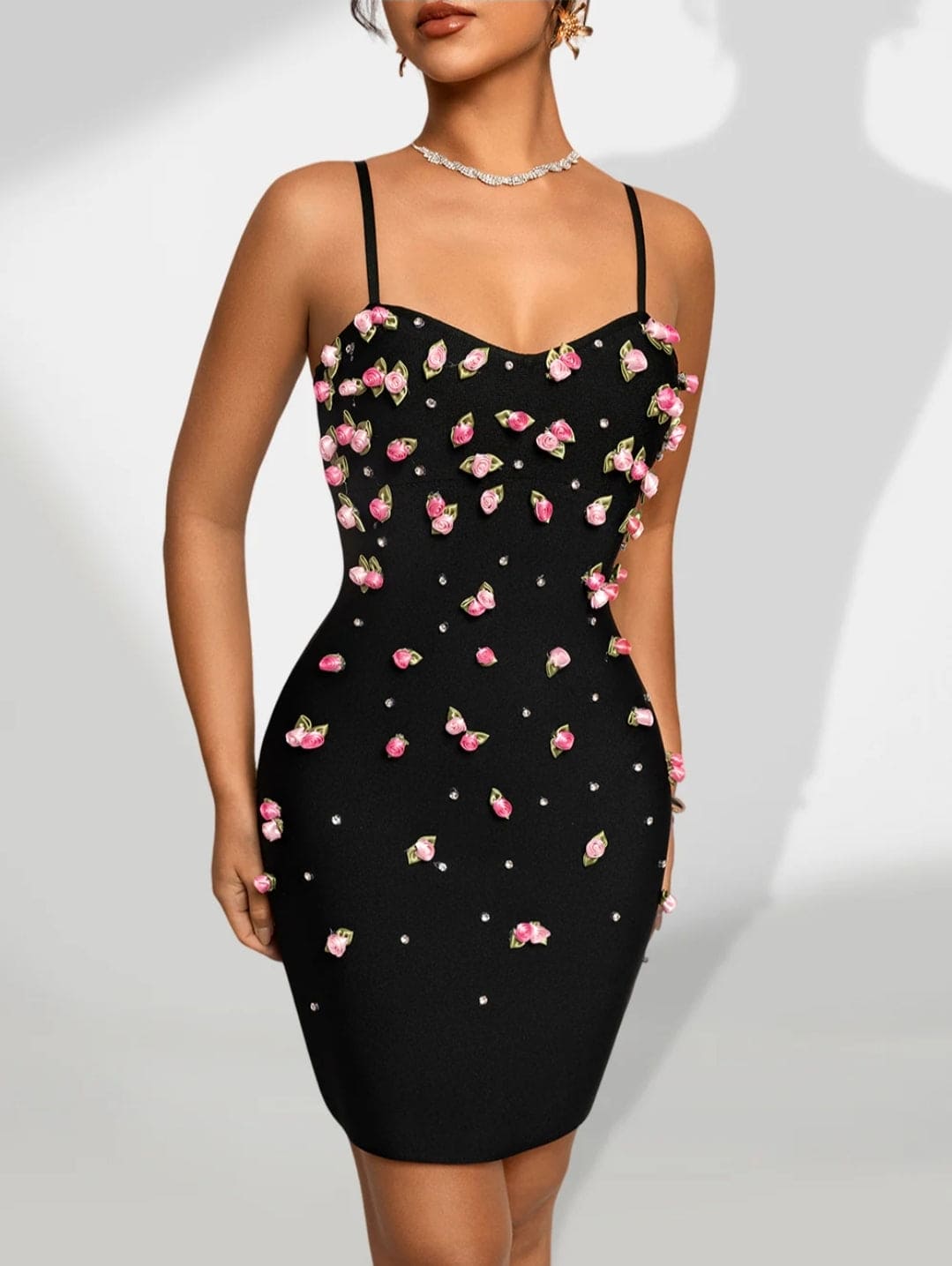 Vestido mini color negro bandage flores en relieve