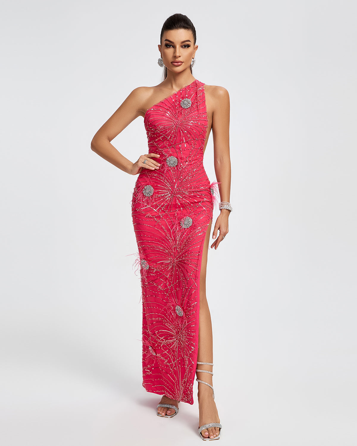 Vestido de gala rosa con pedrería y plumas