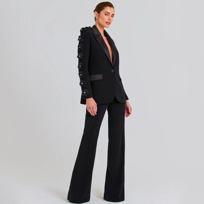 Blazer + pantalón color negro con flores en manga en perlas blancas