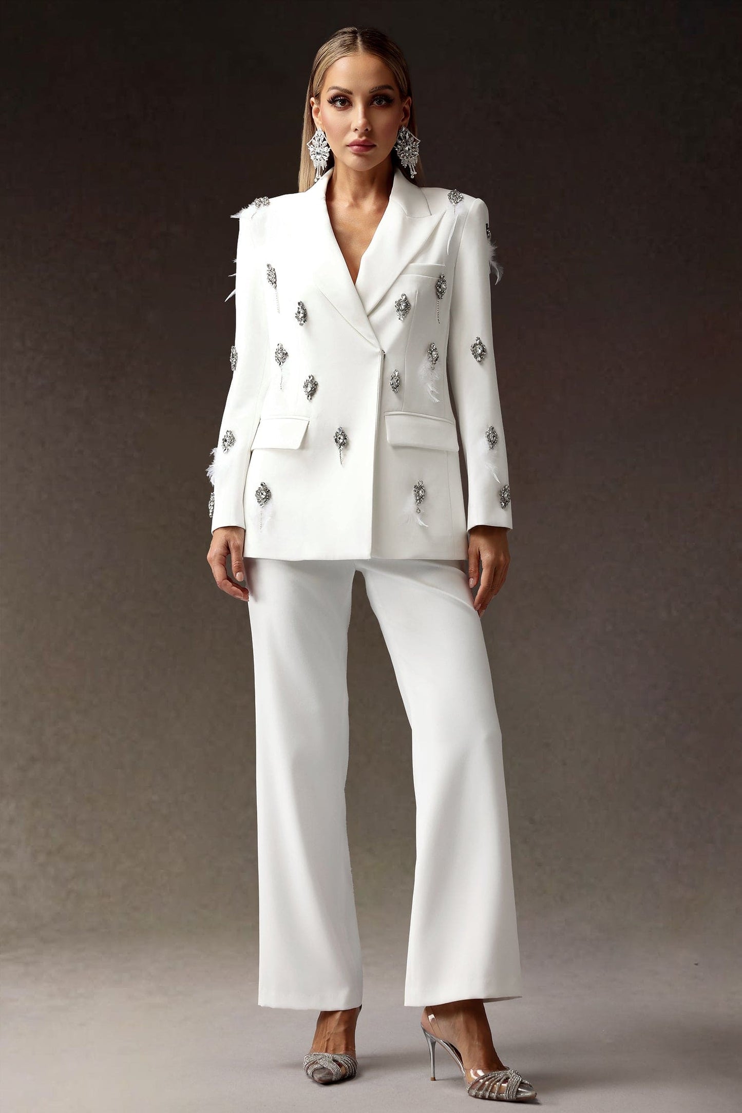 Blazer + pantalón color blanco detalles de plumas blancas y cristales , pantalón ancho con preciosos acabados