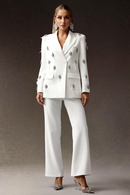 Blazer + pantalón color blanco detalles de plumas blancas y cristales , pantalón ancho con preciosos acabados