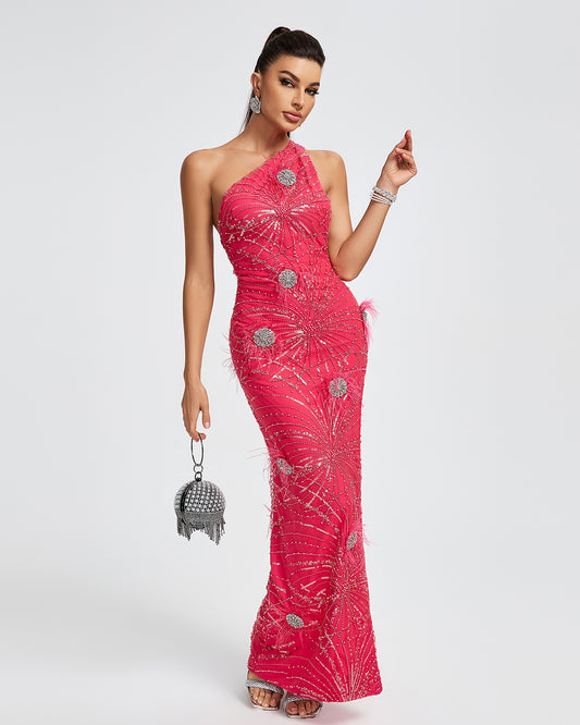 Vestido de gala rosa con pedrería y plumas